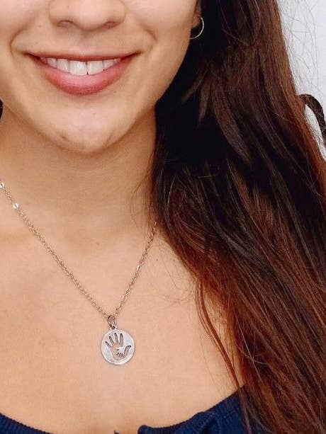 Collana Piccola Mano Nella Mia per la vendita all'ingrosso da parte di Tumbled Earth Inc.