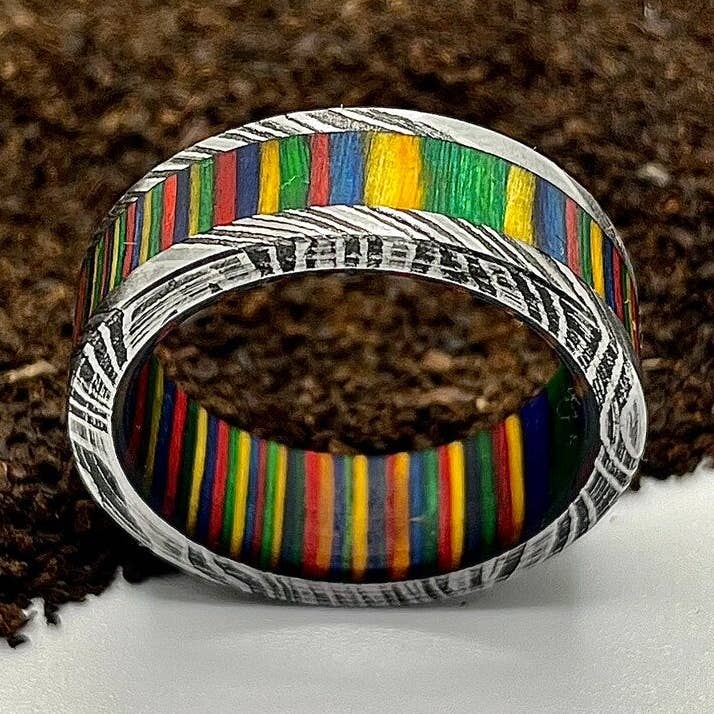 Anello in Acciaio di Damasco Foderato con Ampia Manica in Legno Arcobaleno per la vendita all'ingrosso da parte di RustyStudioUSA