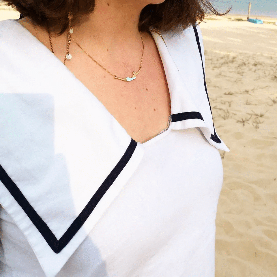 Les Nanas ont du Chic – wholesale Hänge-/berlockhalsband – Dykarnyckel i mässing med 24K guldplätering och havsgrönt med gul glittrande hatt1