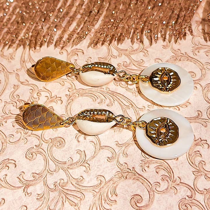 Boucles d'oreilles oeil coquillage sequin nacre pour la vente par Lydée Déco