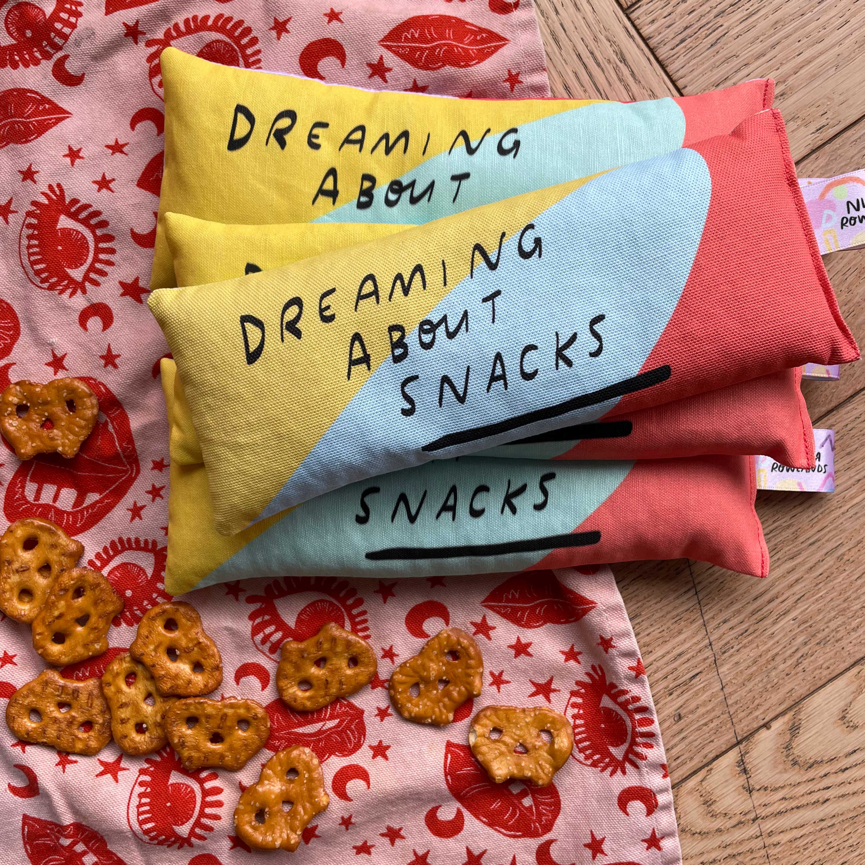 Nicola Rowlands - Vente Oreiller de spa/de thérapie - Sac à yeux à la lavande : Dreaming about snacks1