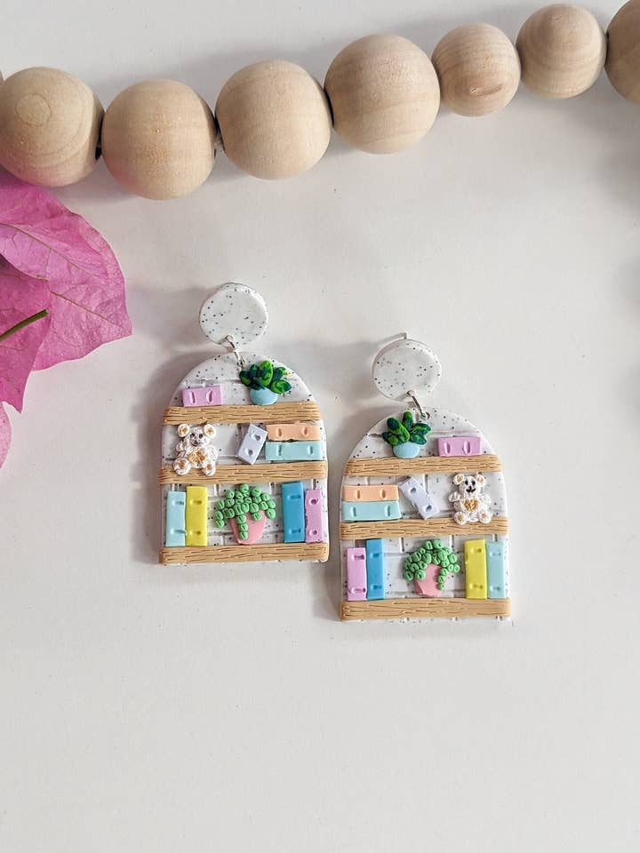 Bookshelf Arch Ohrringe aus Polymer Clay für den Großhandel von Meraki Collective