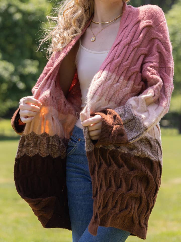 Cardigan à blocs de couleurs en tricot torsadé pour la vente par SAACHI