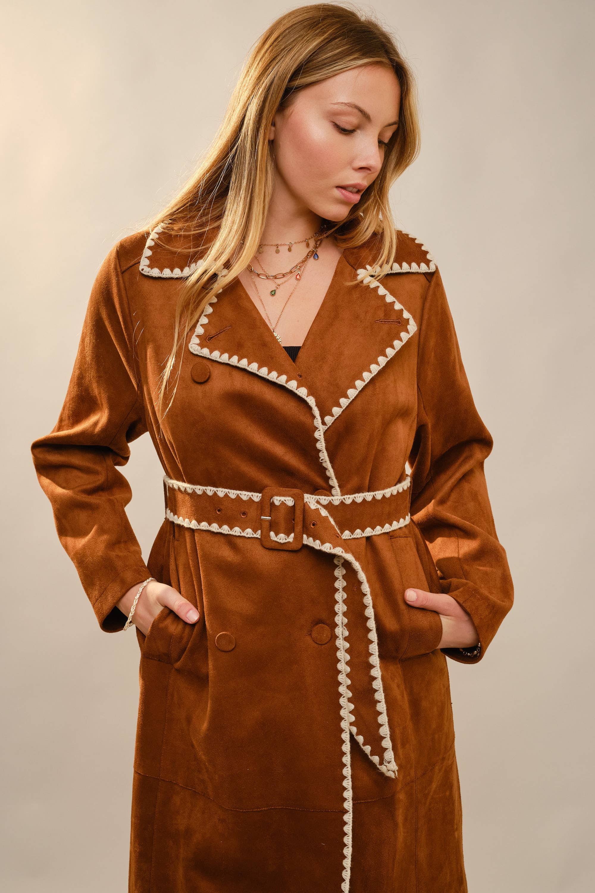 RUST 23592J Trenchcoat i imiteret ruskind med broderet kant for engroshandel på Faire5