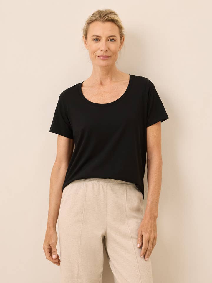 T-shirt à encolure dégagée en tissu doux pour femmes pour la vente par Pact