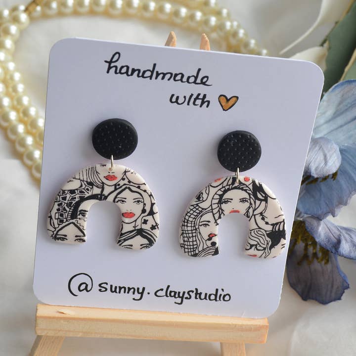 Boucles d'oreilles en argile noire et blanche pour la vente par Sunnyclayart