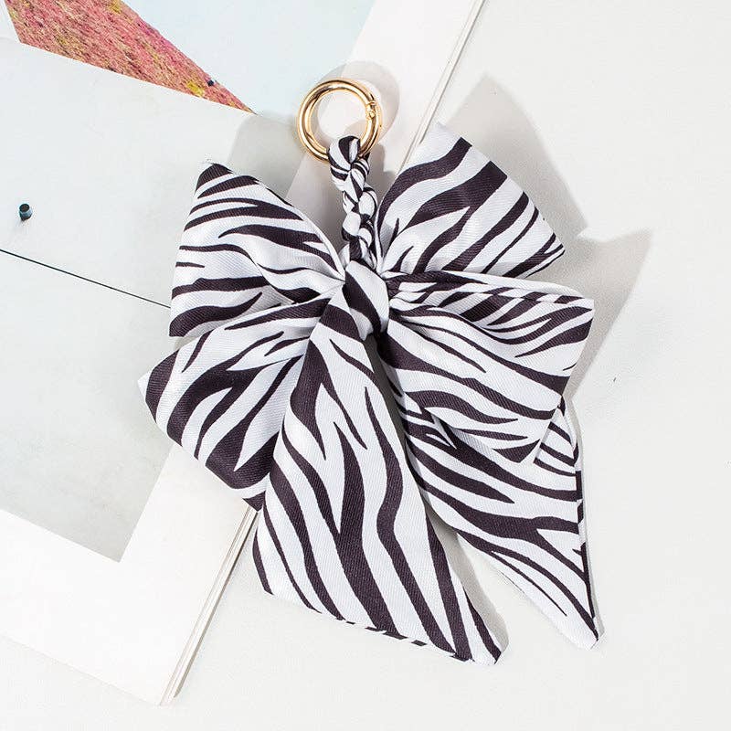 Dipped Shop - Vendita all'ingrosso Accessorio per borsetta - Donna - Ciondolo per Borsa con Fiocco e Stampa di Pizzo Vintage DP25D6761