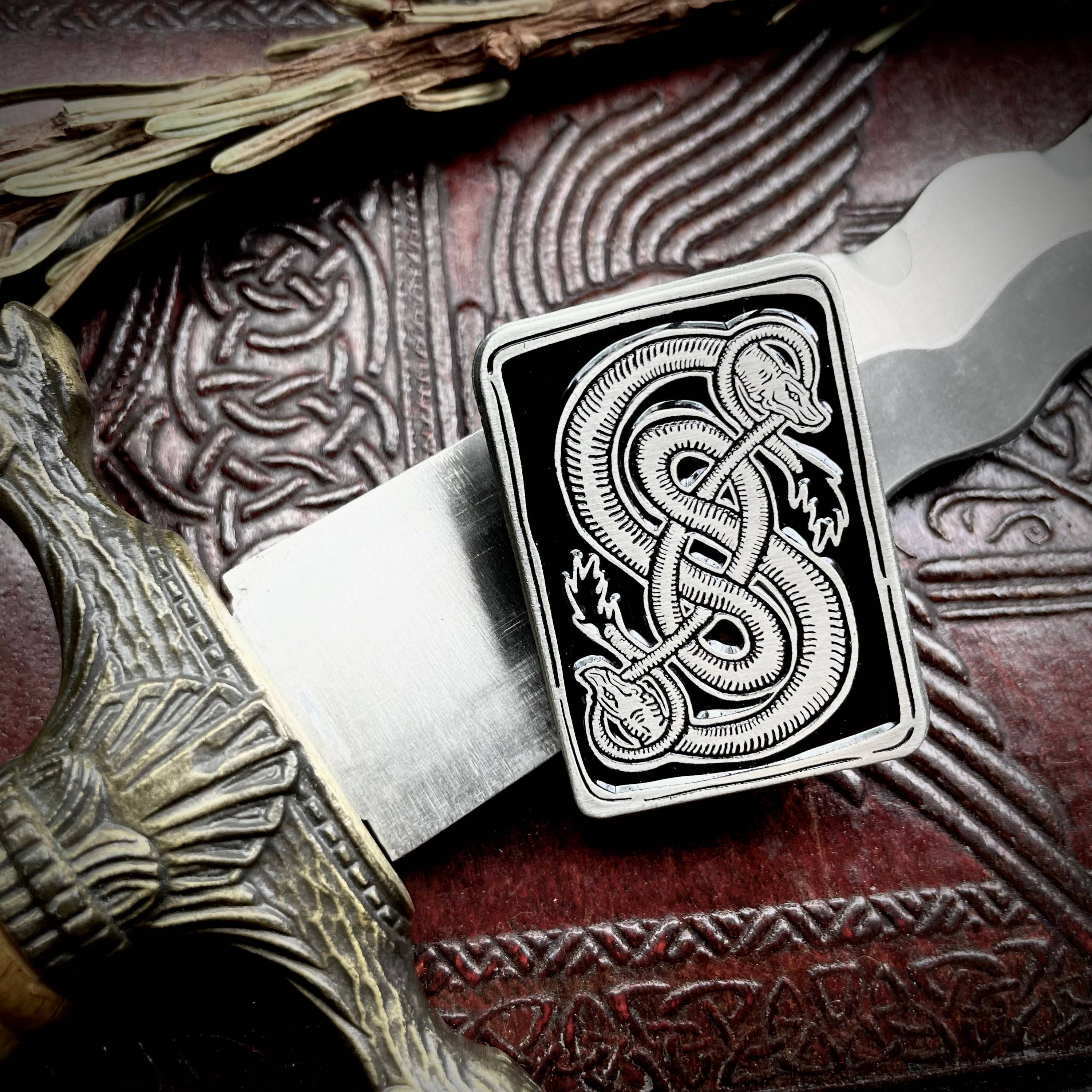 Bat In Your Belfry – Großhandel Anstecker/Button – Sigil of Loki Trickster's Knot Anstecker, weich, emailliert