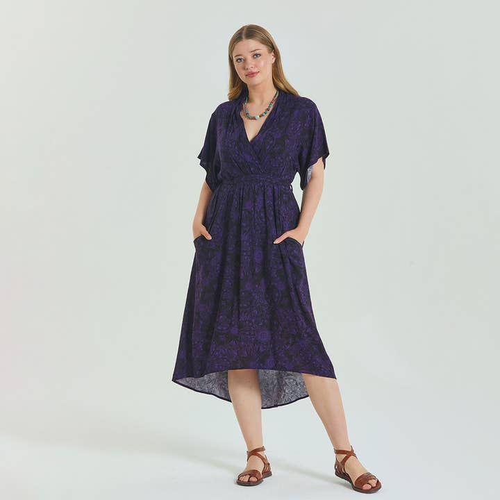 Robe violette grande taille à col en V et détails plissés pour la vente par Los Banditos