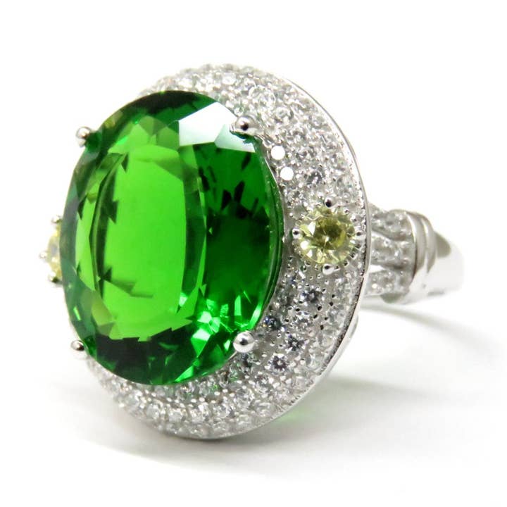 Victoriansk-stil 7,5 ct grøn Helenite oval halo sølvring for engroshandel hos Twan Kee Jewelry