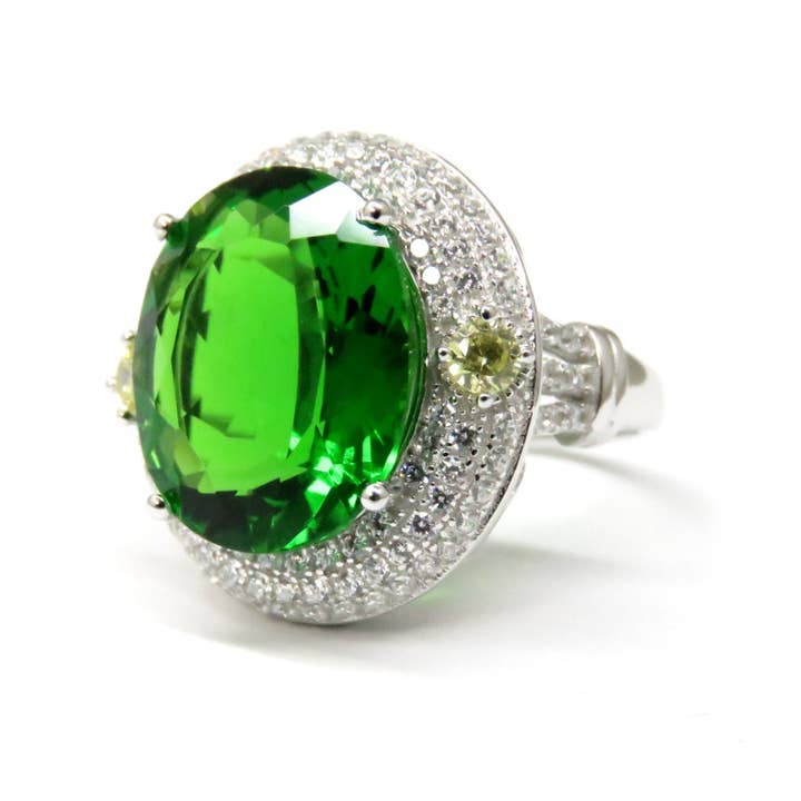 Anello in argento stile vittoriano con elenite verde ovale da 7,5 ct e halo. per la vendita all'ingrosso da parte di Twan Kee Jewelry