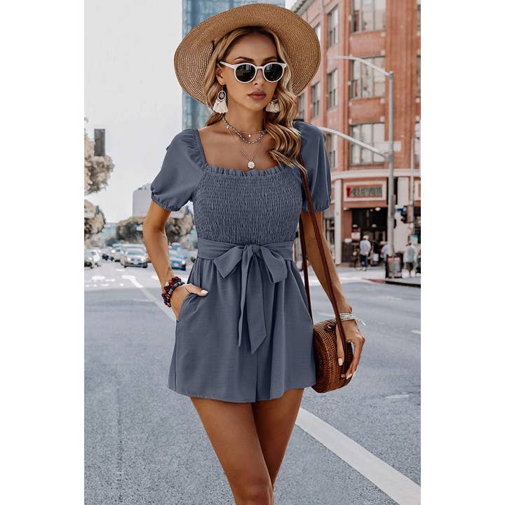 Bianco Tuta corta solida con scollo quadrato arricciato e cintura in vita. in vendita all'ingrosso su Faire12