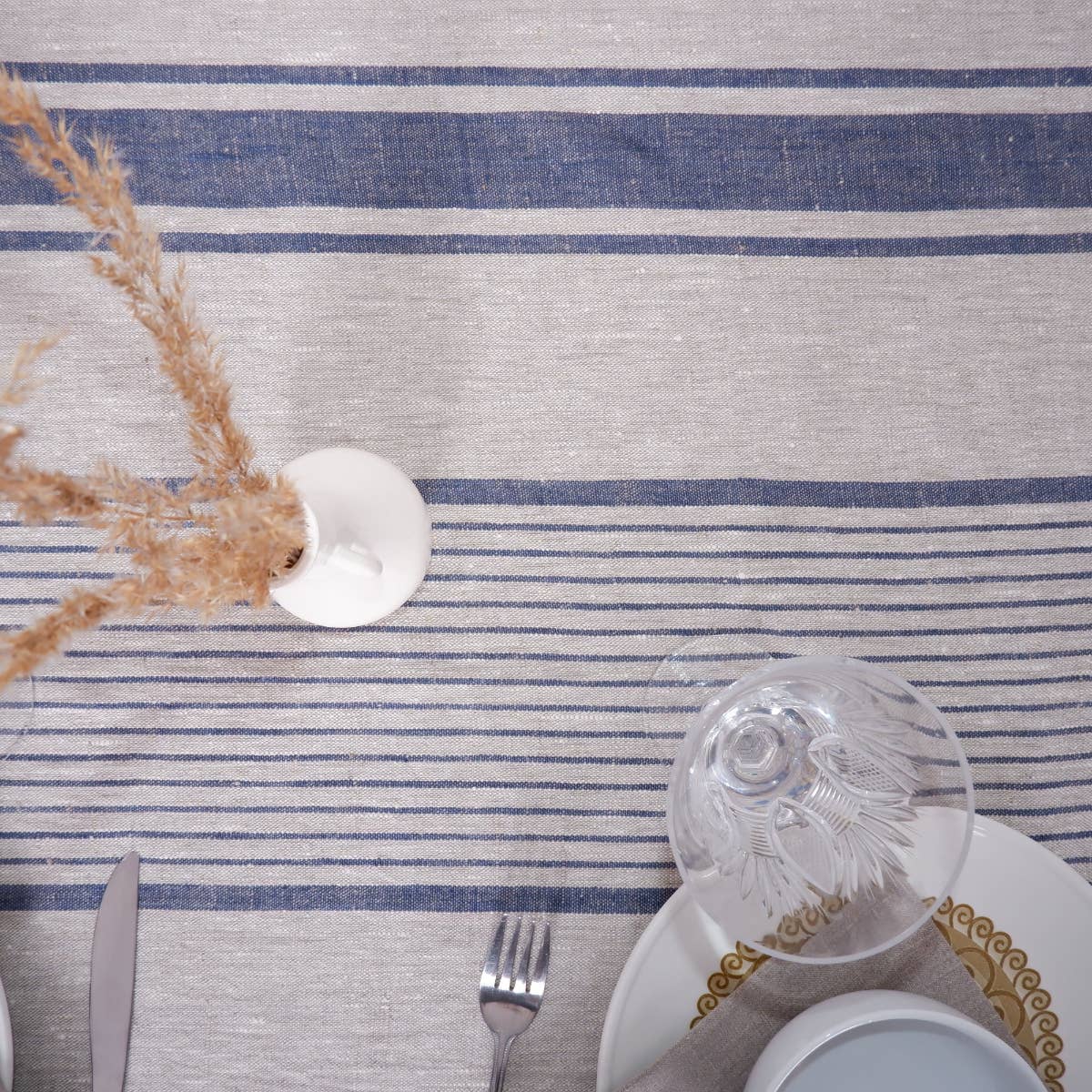 NorraVilla – wholesale Duk – Bordsduk med fransk rand Village Navy i tvättat linne2