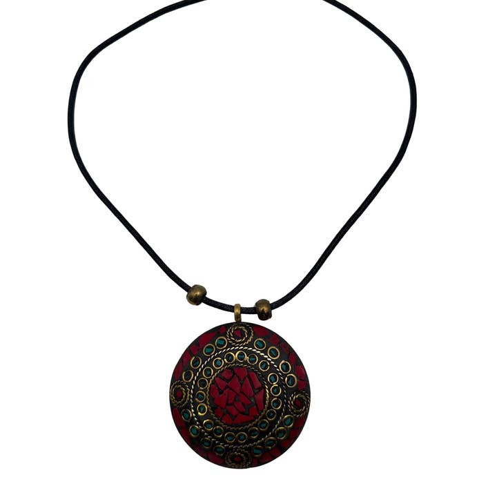 Collier Pendentif Médaillon Mosaïque Bohème Rouge Turquoise avec Cordon pour la vente par Treasure Jewelry