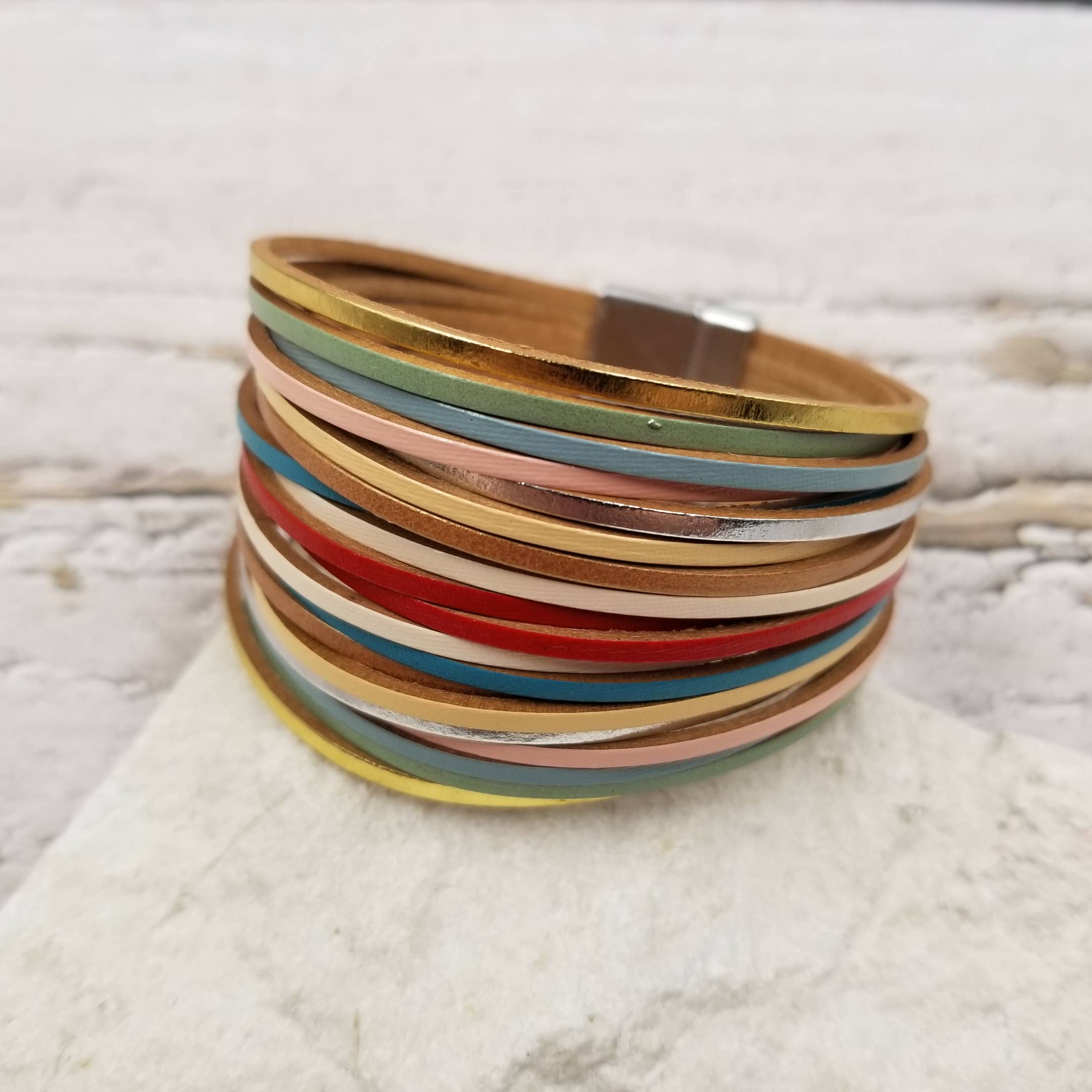 Treasure Wholesale - Vendita all'ingrosso Bracciale a polsino - Bracciale Boho in Pelle Colorata con Fibbia Magnetica0