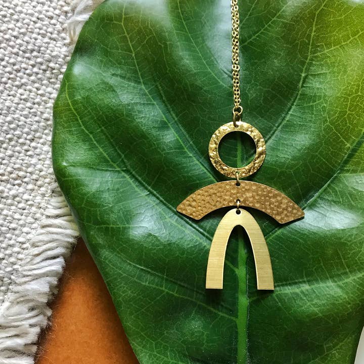 Alle mennesker hamret messing lang halskæde for engroshandel hos Melissa Jenkins Designs