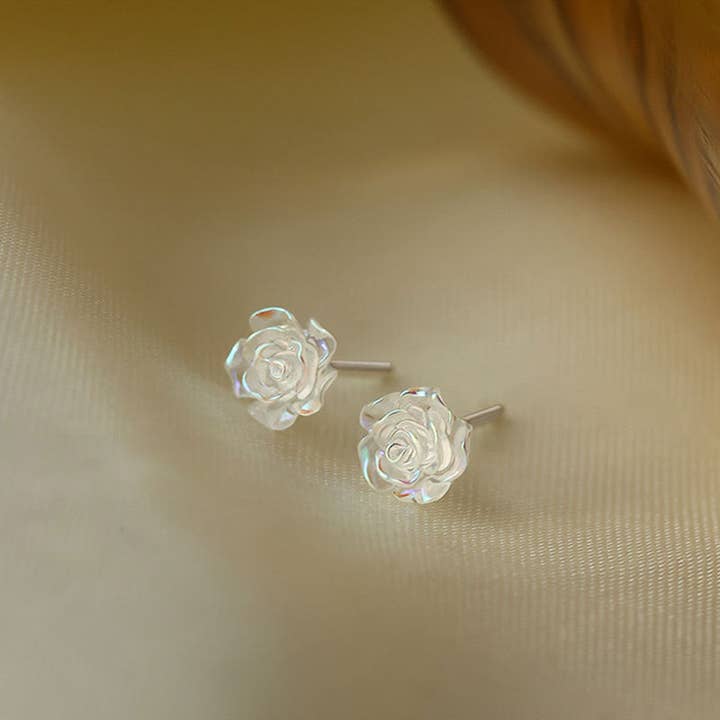 Rose Flower White Pearl Stud örhängen i 925 Sterling Silver för wholesale av Perimade & Co. LLC