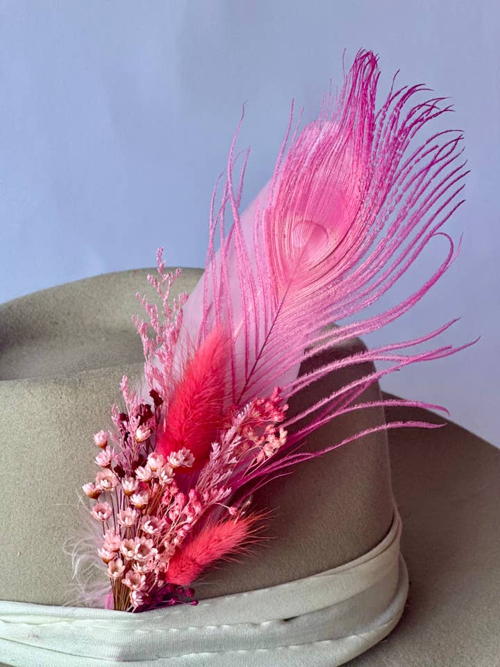 Épinglette à chapeau en forme de fleur et de plumes pour la vente par Palms Over Pines