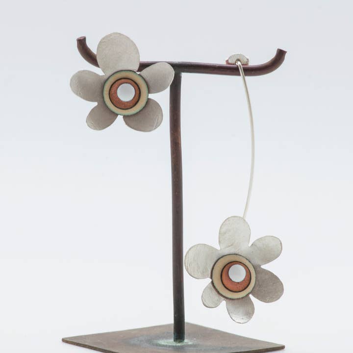 Blumenohrring aus weißem Silber für den Großhandel von ELZA PEREIRA