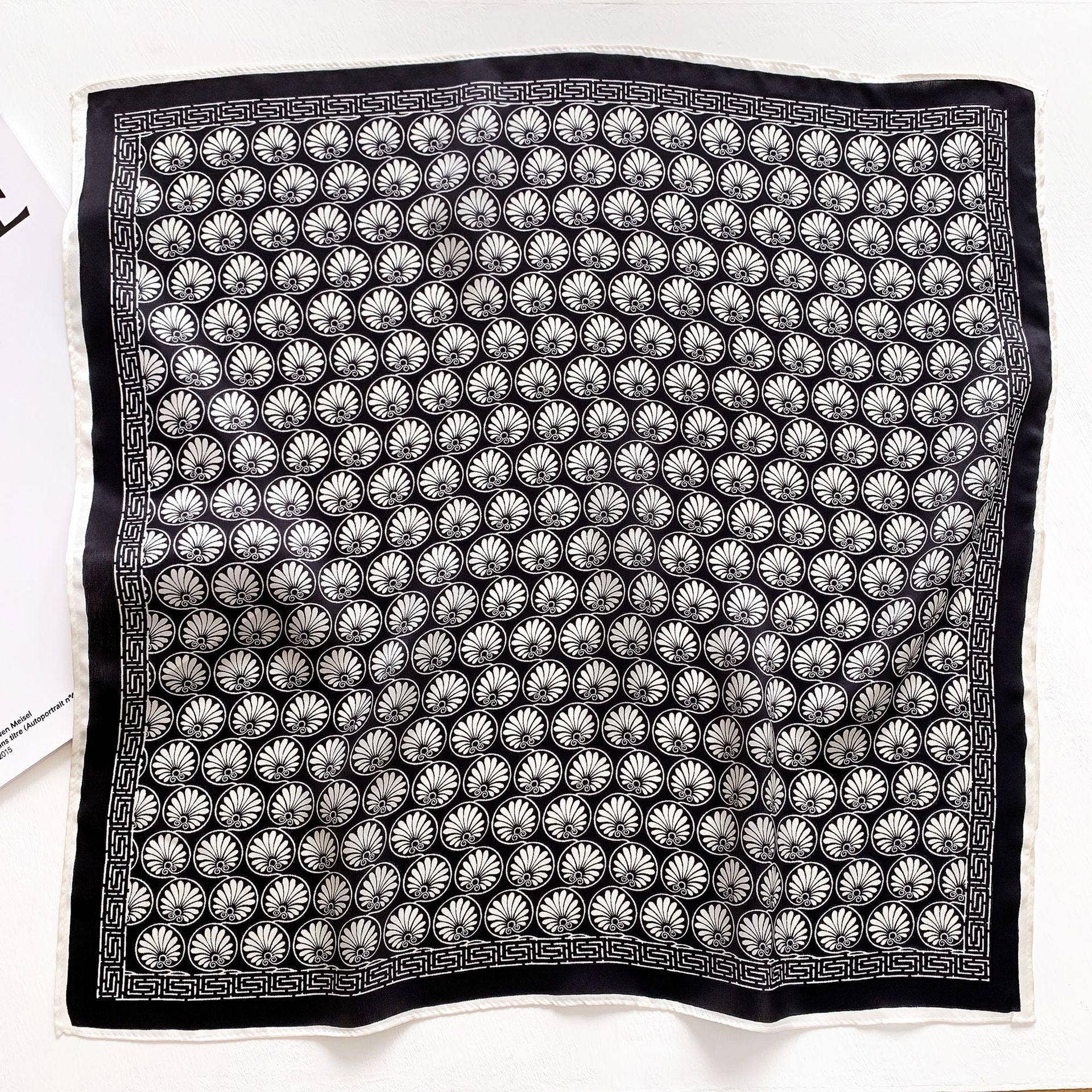 SueSilkHK – wholesale Halsduk - Dam – Navy blå bohemisk silkesscarf i 100 % mullbärssilke med blommönster – hår-, hals- och bandanasjäl, accessoar till väska, present till henne0