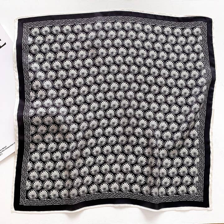 SueSilkHK – wholesale Halsduk - Dam – Navy blå bohemisk silkesscarf i 100 % mullbärssilke med blommönster – hår-, hals- och bandanasjäl, accessoar till väska, present till henne