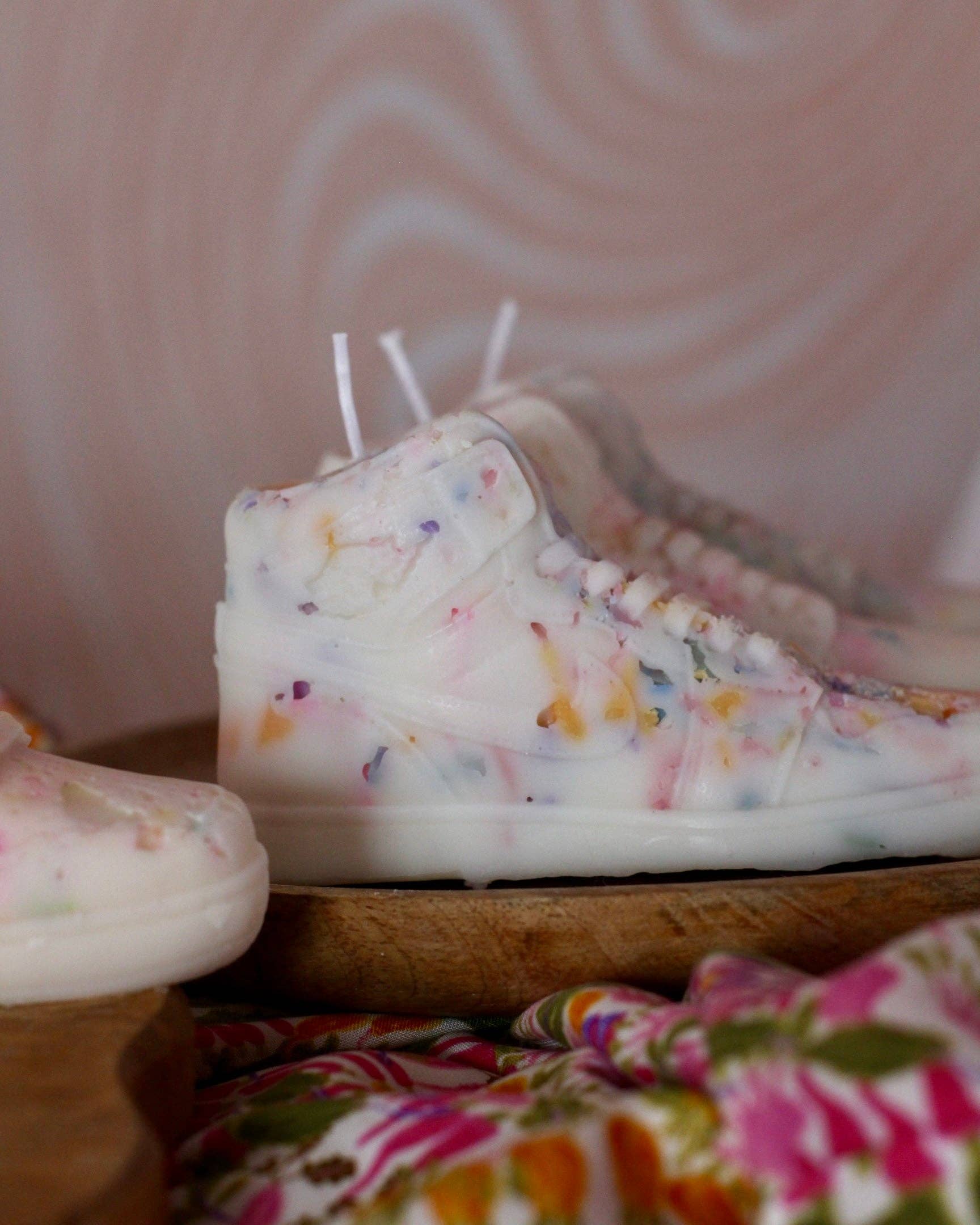 Meet me at the corner - Vendita all'ingrosso Candele regalo - Candela a forma di sneaker effetto terrazzo multicolore15