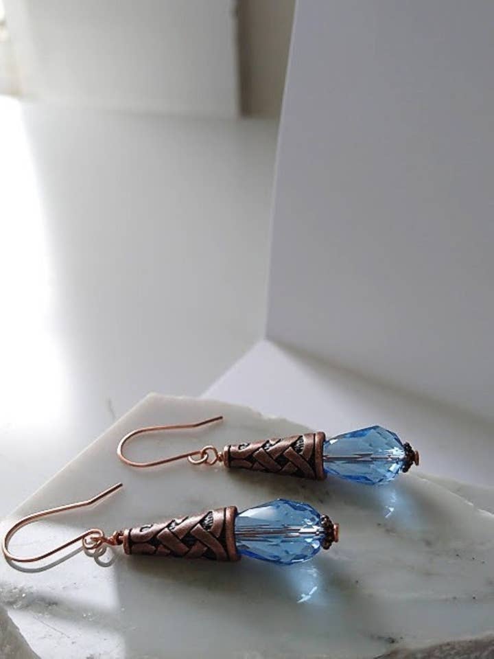 Lyseblå Teardrop Crystal Kobber Øreringe, Blå dråbeøreringe, Gave til hende, Mors dag gave, Art Deco øreringe, Antik for engroshandel hos Bad Apple Designs