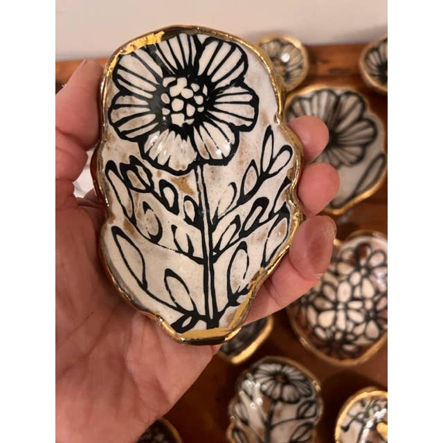Hsieh Clay SF – wholesale Smyckesfat – Handgjord blommformad keramisk smyckesskål 4" med 22K dekoration4
