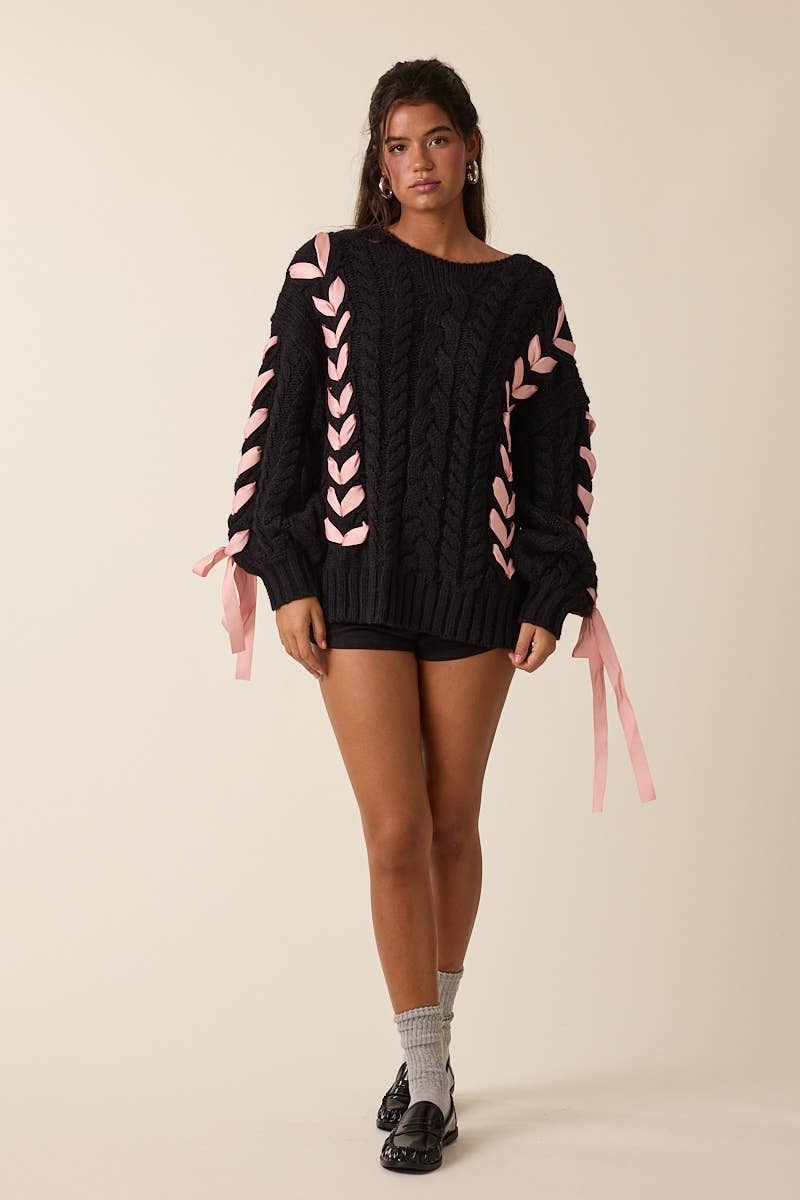 NOIR PULL EN MAILLE CÂBLÉE À MANCHES LONGUES AVEC RUBAN ROSE PÂLE en vente sur Faire4