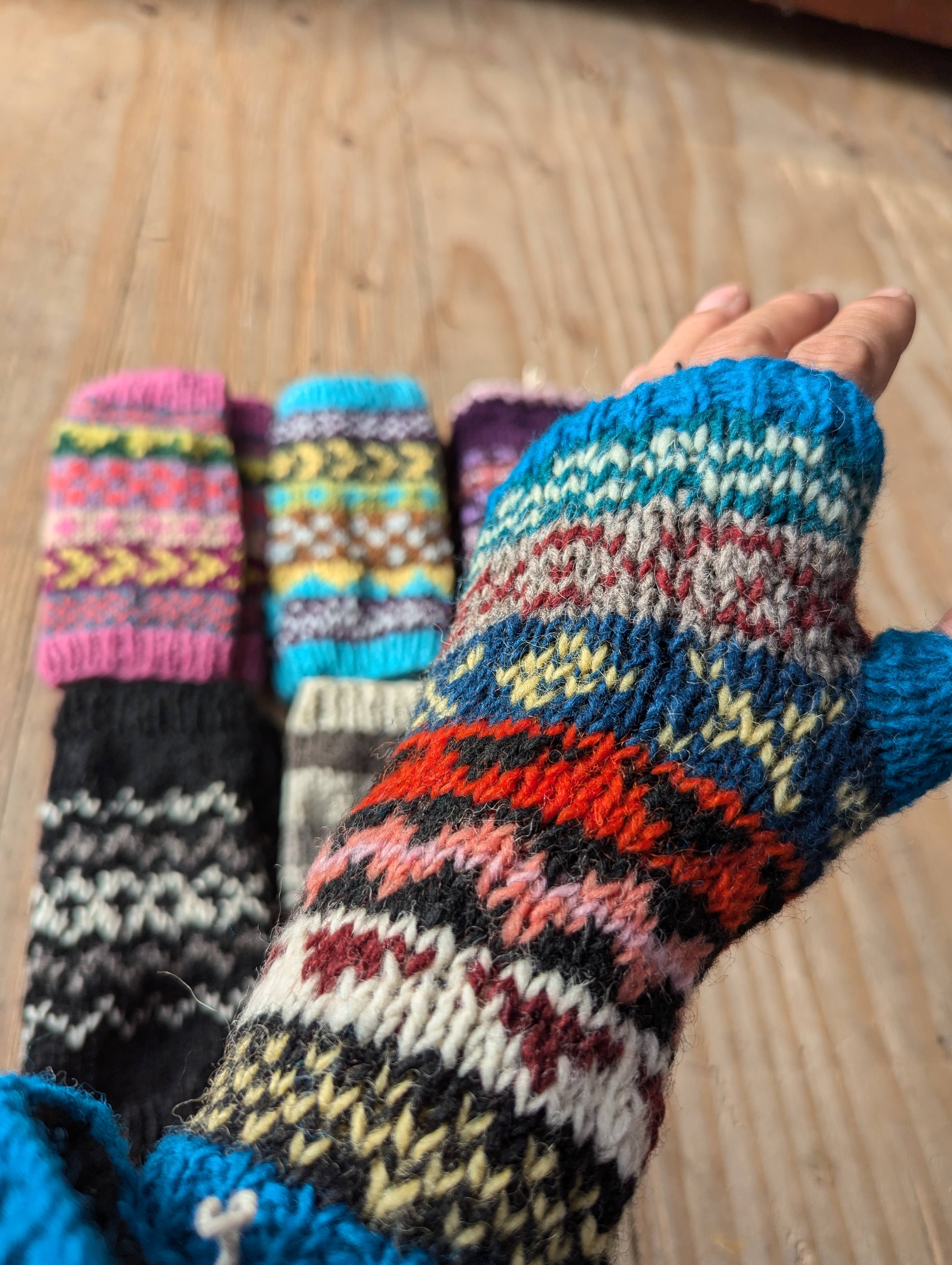 Tenzing Collections – Großhandel Handschuhe – Unisex – Handgefertigte, fleecgefütterte, bunte Wollstrick-Fingerlose Handschuhe6