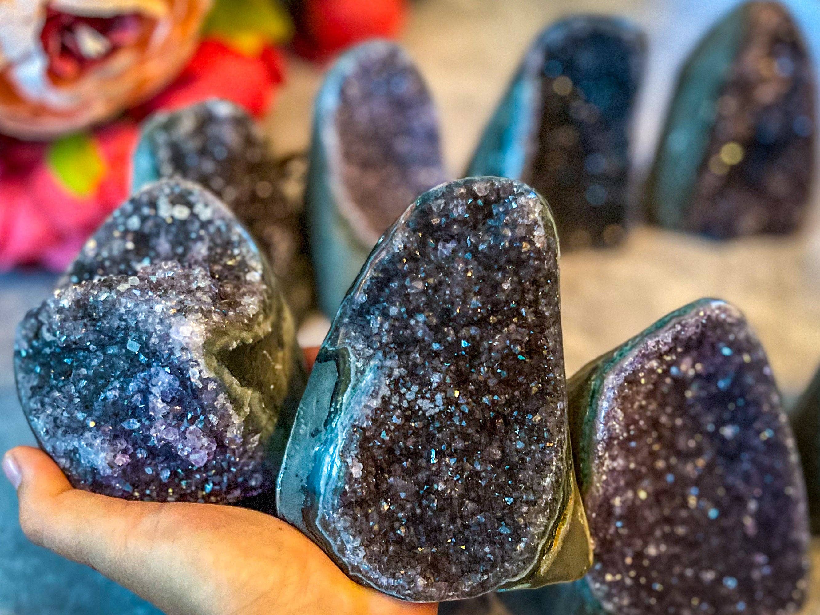 Mandala Gems - Vente Pierre et cristal de spiritualité - Grandes cathédrales d'améthyste arc-en-ciel semi-polies, améthyste rose, formes libres d'améthyste noire brute 500 grammes+5