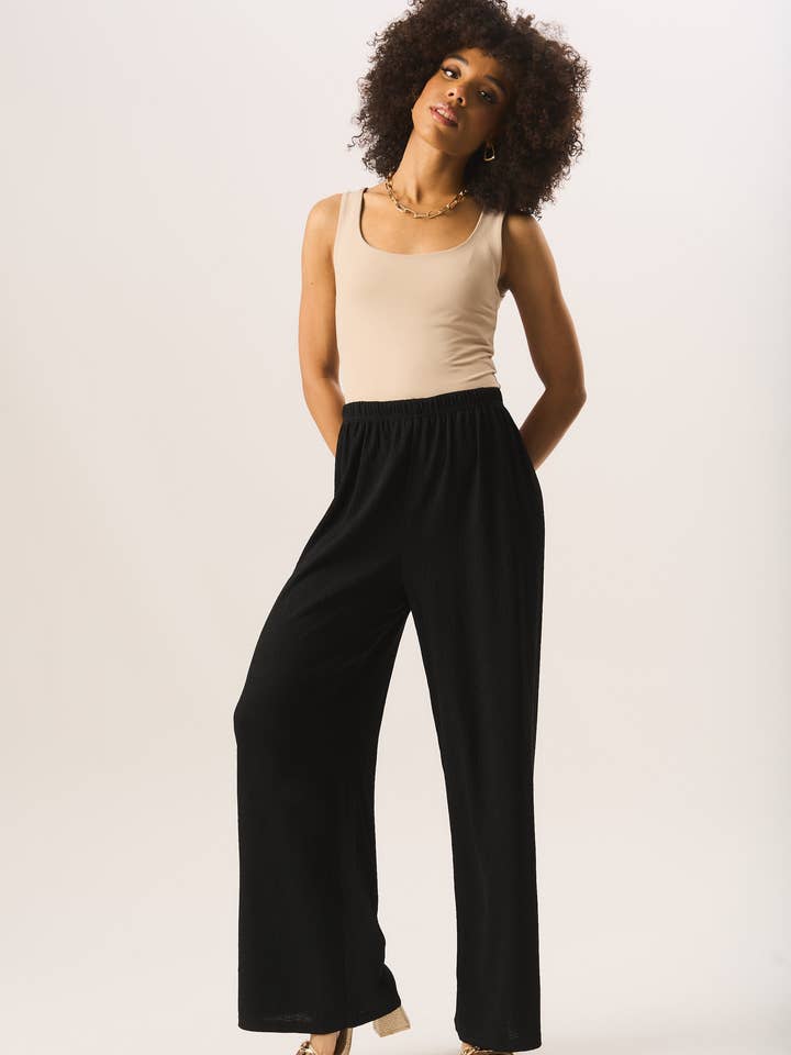 Pantaloni a Gamba Larga Neri Testurizzati da Infilare per la vendita all'ingrosso da parte di GINI LONDON