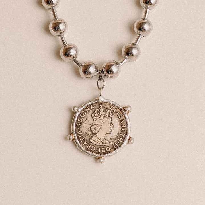 PHOEBE´S - Wholesale Pendant/Charm Necklace - Ancient Coin Necklace: A Timeless Vintage Charm
