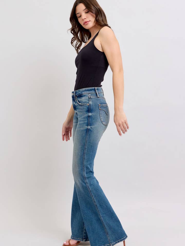 Watermelon Apparel – Großhandel Jeans – Damen – Judy Blue Mid Rise Tummy Control Vintage Wash Rückenschildtasche Schlaghose, Innenbeinlänge 33"