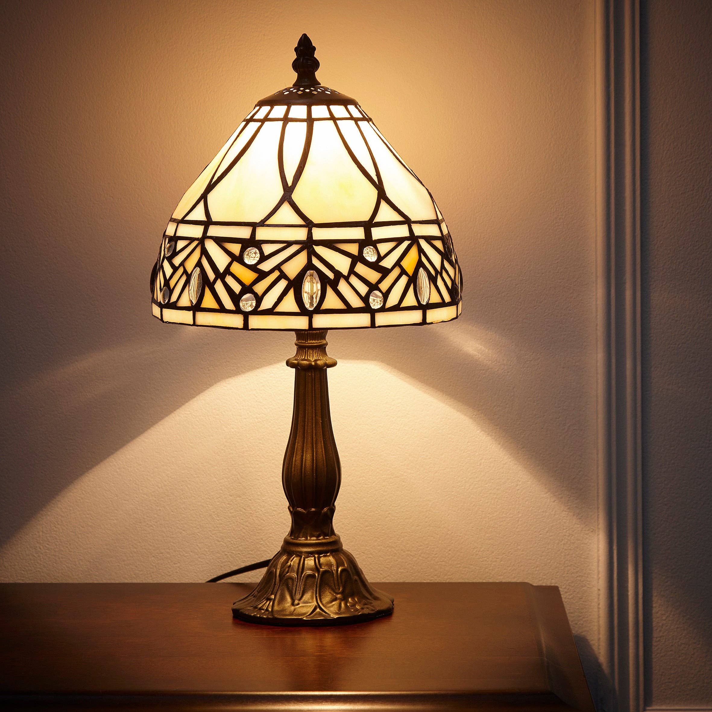 K LIVING - Wholesale Accent/Desk Lamp - Kilbride Tiffany Bronze Table Lamp and Leaded Cream Marble Wash Glass Shade0