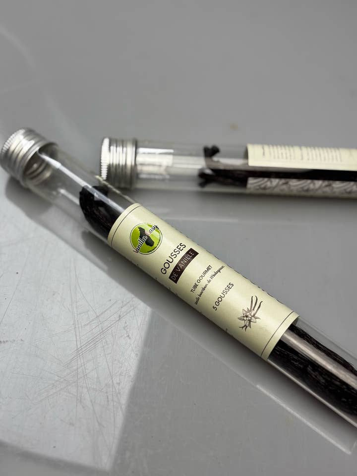 Tubes of 5 bourbon vanilla pods for wholesale by Vanilla Gasy