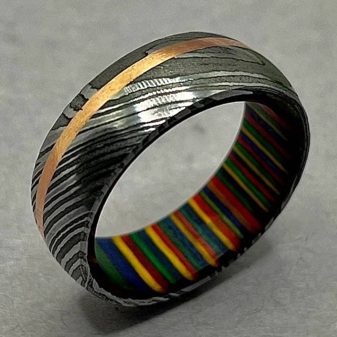 Handgefertigter Hochzeitsring aus Damaststahl – Kupfereinlage-Twistring für Ihn & Sie, einzigartiger grauer Herren-Ehering für den Großhandel von RustyStudioUSA