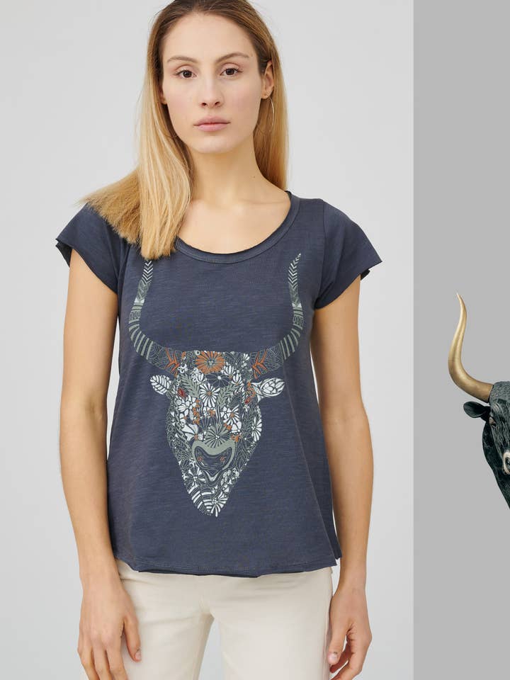 CAMISETA CUELLO EN U FULLNESS GRIS CARBÓN para venta al por mayor de inspira