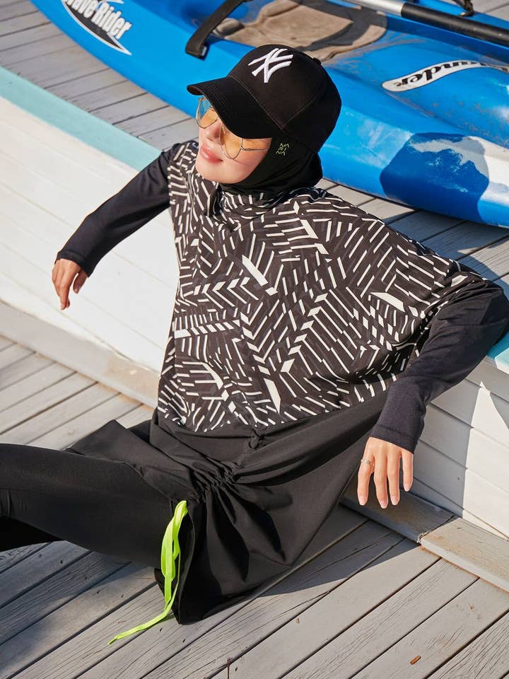 Maillot de bain modeste en burkini noir tissé M2327 pour la vente par Marina Swimwear