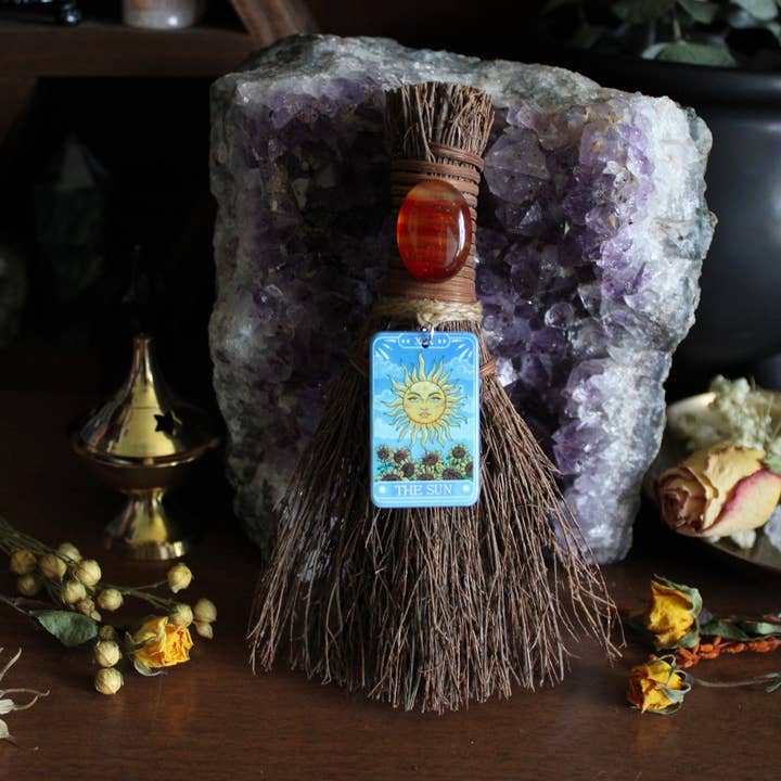 Moondust and Raven - Venta al por mayor Artículo de meditación - Carta del Tarot del Sol, escoba de bruja, altar de bruja de cristal