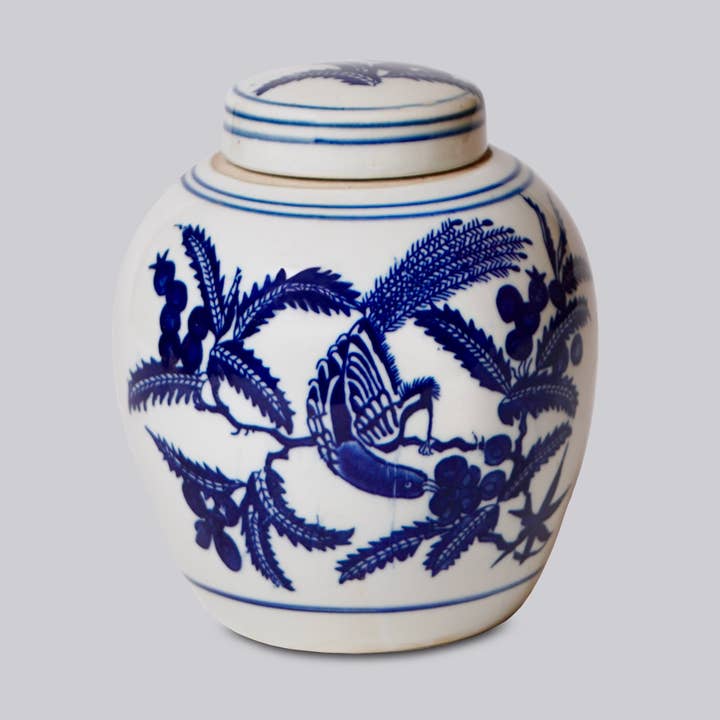 Pot rond en porcelaine bleue et blanche pour oiseaux et fleurs pour la vente par Cobalt Guild