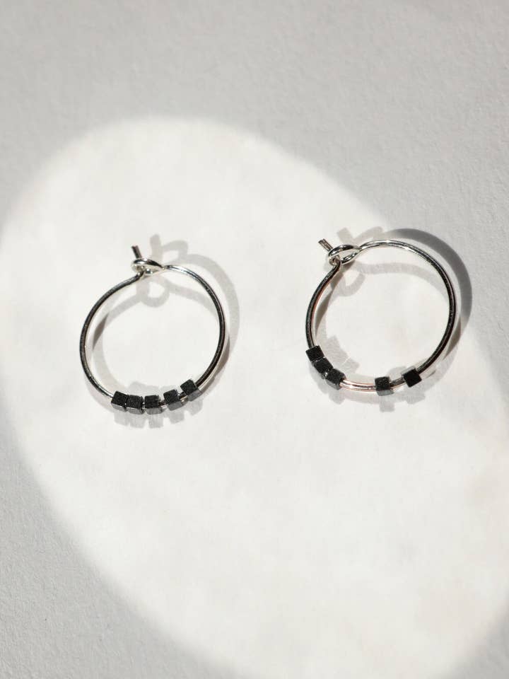 Petites créoles avec cubes d'hématite pour la vente par ULTIME