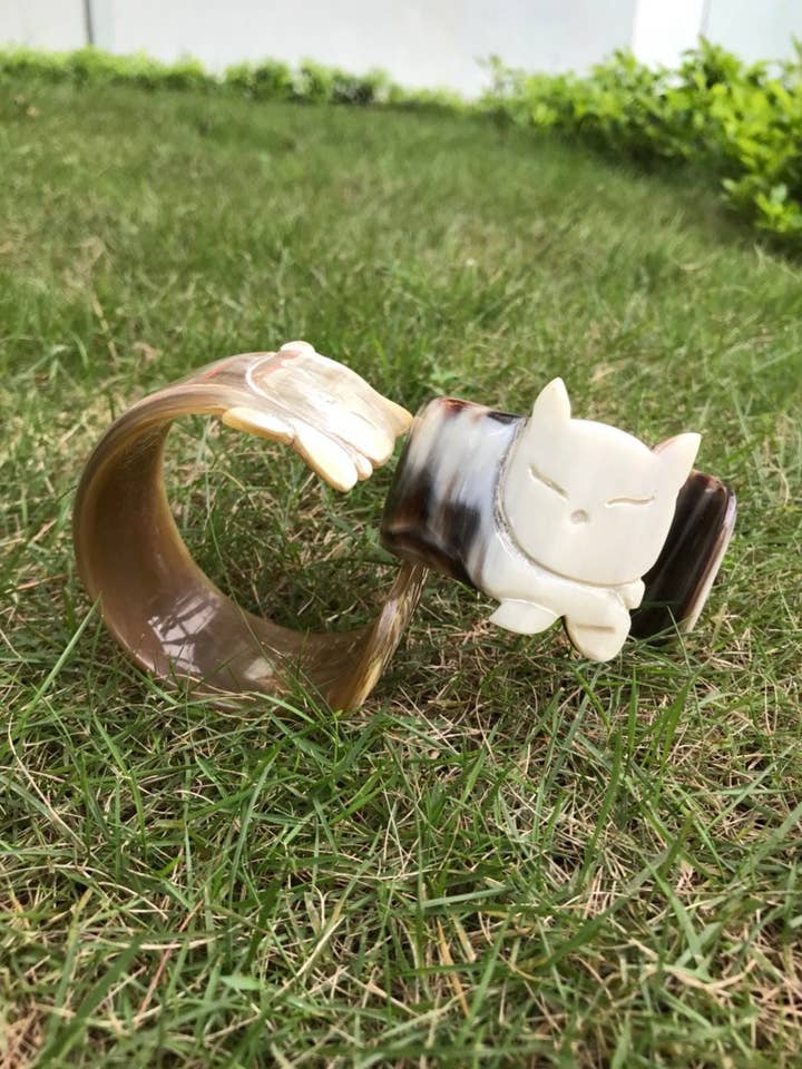 Joli bracelet manchette en corne de buffle pour la vente par Hala Design