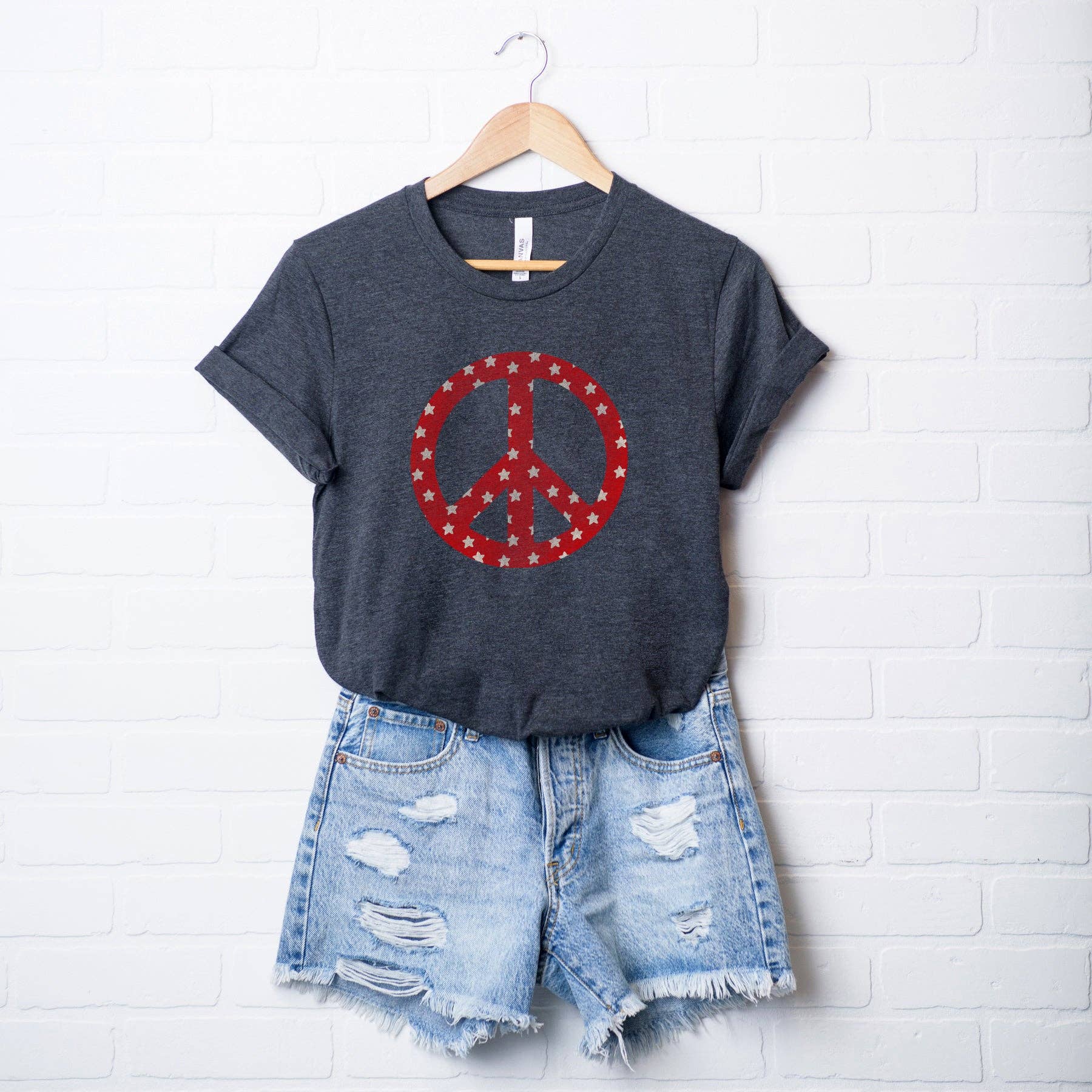Olive And Ivory Wholesale - Vente T-shirt sérigraphié – femme - Patriotic Peace Sign | T-shirt graphique à manches courtes | Patriotic
