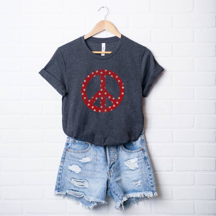 Olive And Ivory Wholesale - Vente T-shirt sérigraphié – femme - Patriotic Peace Sign | T-shirt graphique à manches courtes | Patriotic