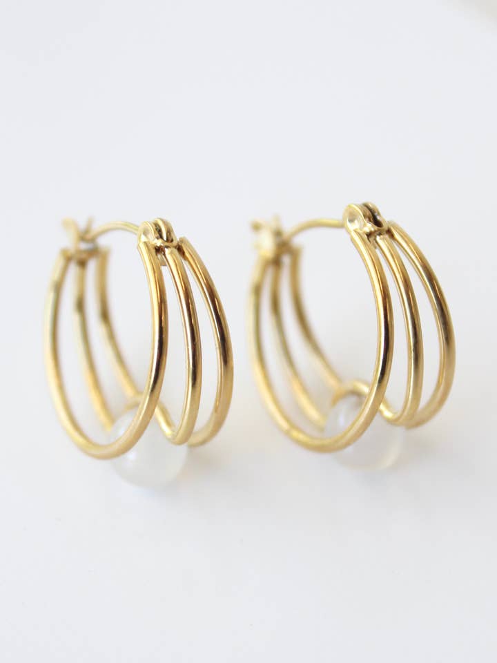 Presa Hoops | Vita Jade Hoop-örhängen | Vardagsörhängen för wholesale av STUDIYO Jewelry