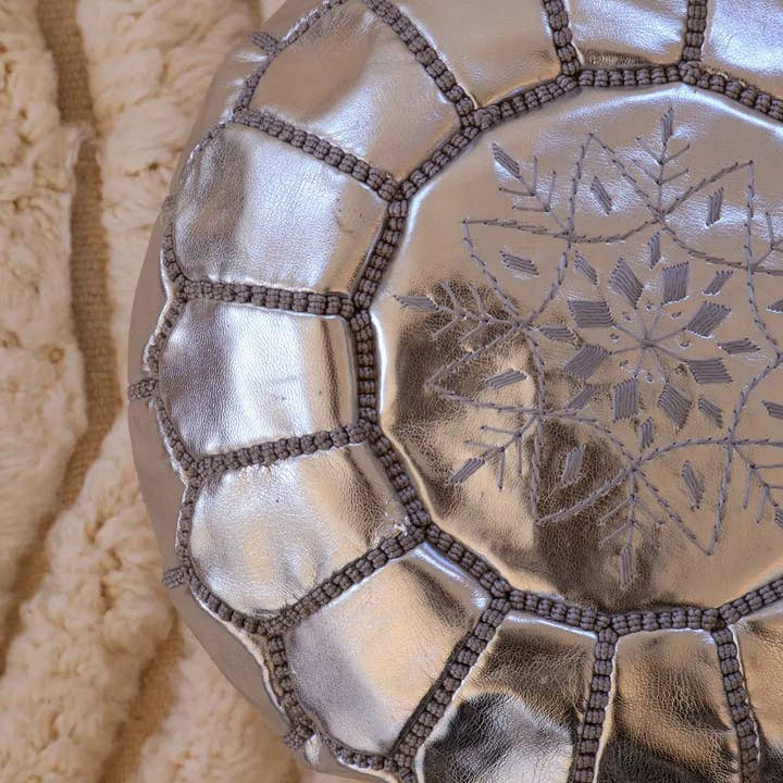 Néda – Großhandel Pouf – Marokkanischer Silberner Ottoman-Pouf aus veganem Leder1