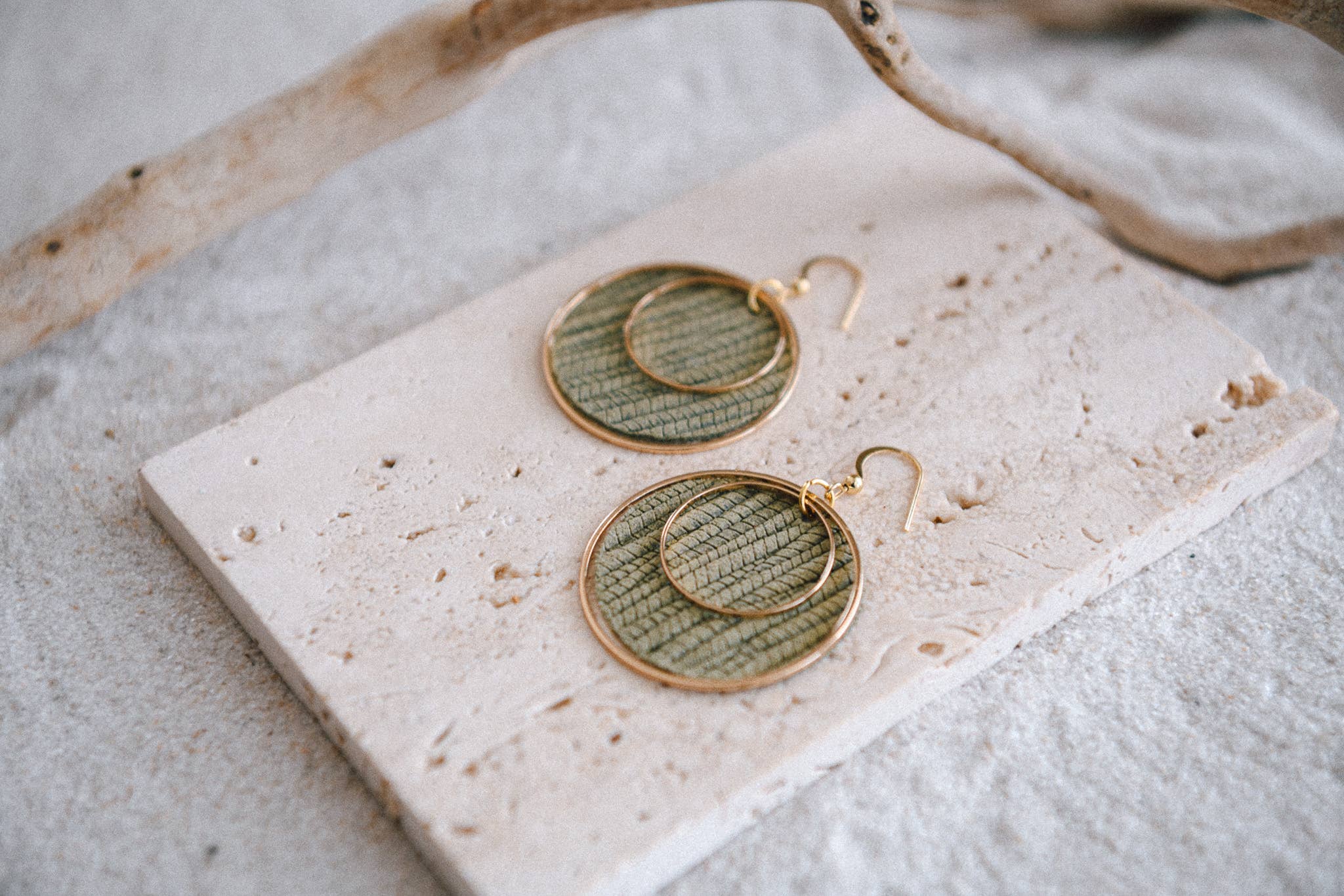 Cecelia Designs Jewelry - Vente Boucles d'oreilles pendantes - Boucles d'oreilles créoles en cuir et plaqué or style bohème chic