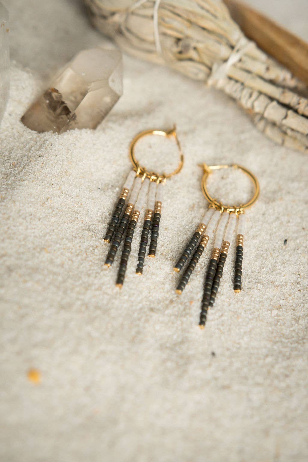 Cecelia Designs Jewelry – Brincos de argola por atacado – Brincos de Argolas com Franjas de Missangas5