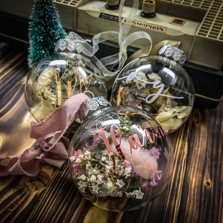 HyggeBazar - Ilaria Faraoni - Vente Objets de décoration - Décorations de Noël bohèmes artisanales avec fleurs séchées et inscription personnalisée5